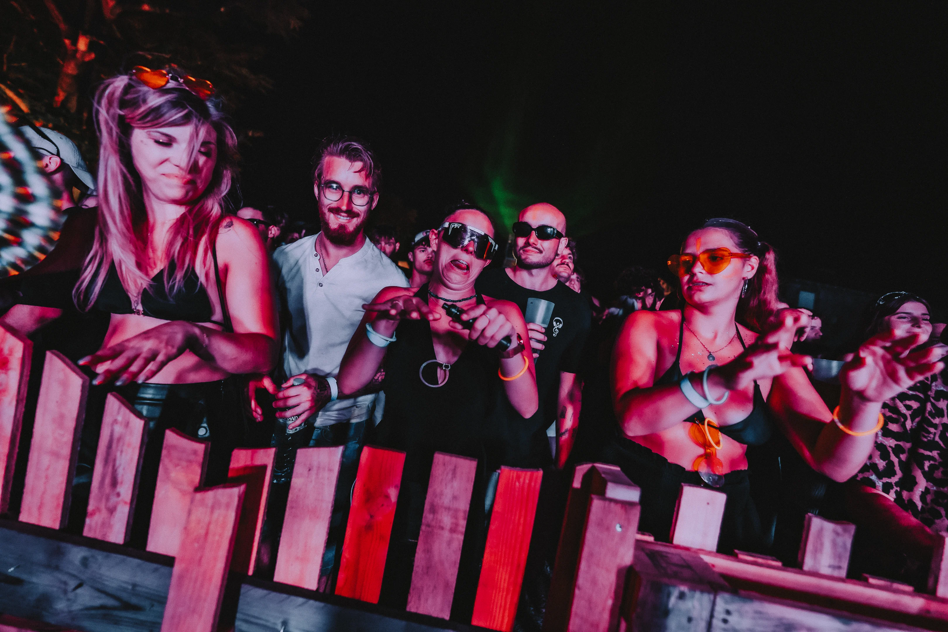 Festivaliers au premier rang devant la scène du M2A Festival