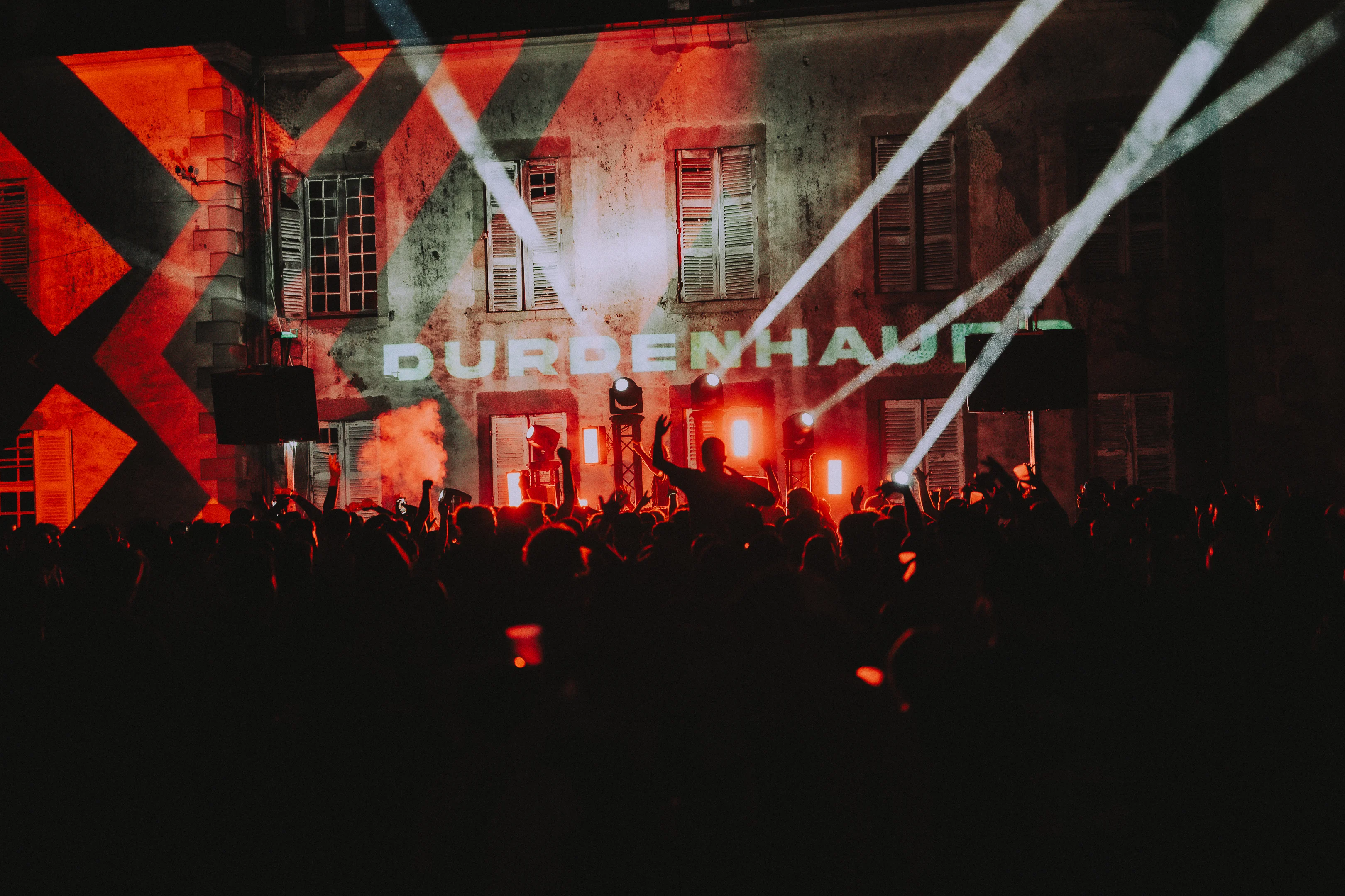 Foule du M2A Festival de nuit devant la scène avec le château illuminé