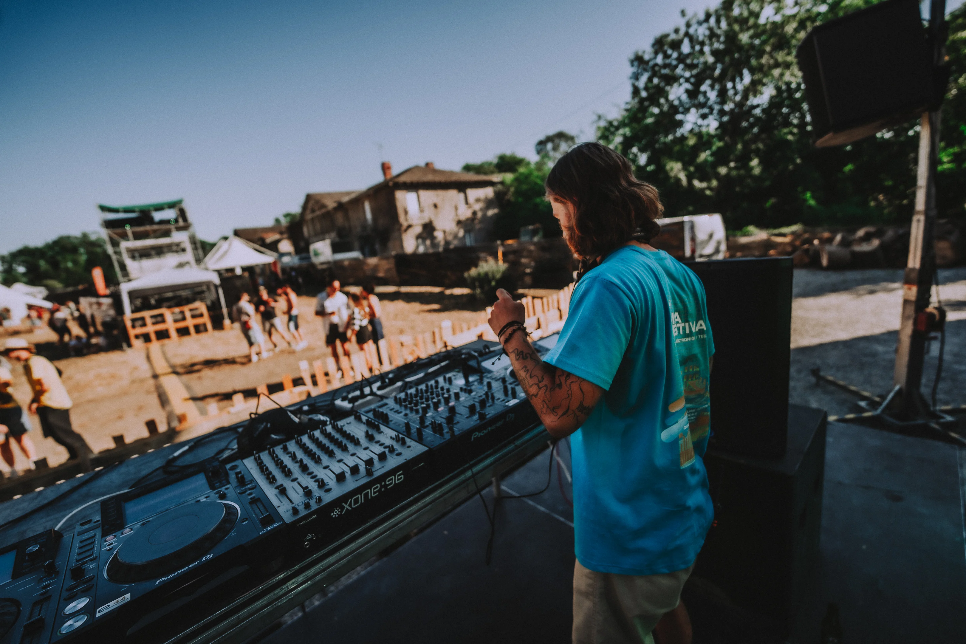 DJ sur scène préparant son set face au public du M2A Festival