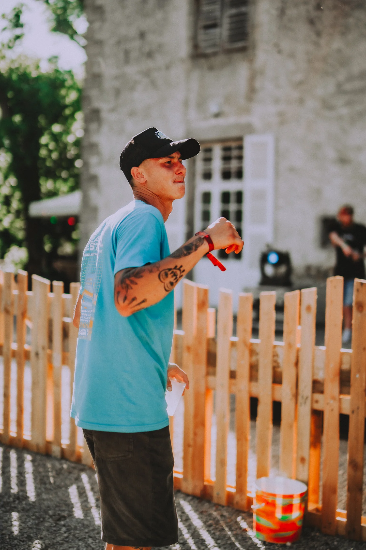 Membre de l’équipe d’organisation du M2A Festival dansant sur le site de l’événement