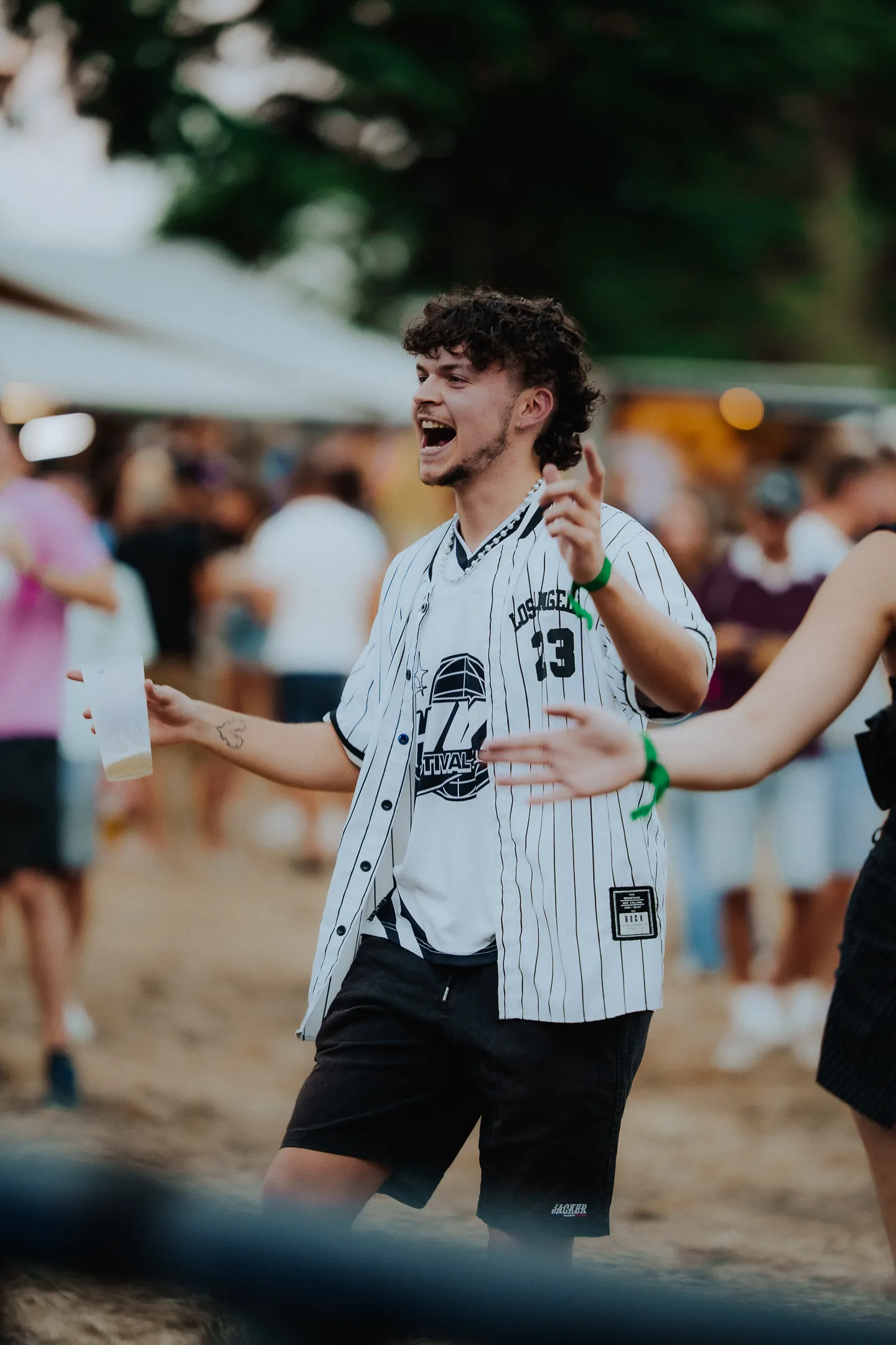 Un festivalier qui danse au M2A Festival 2026
