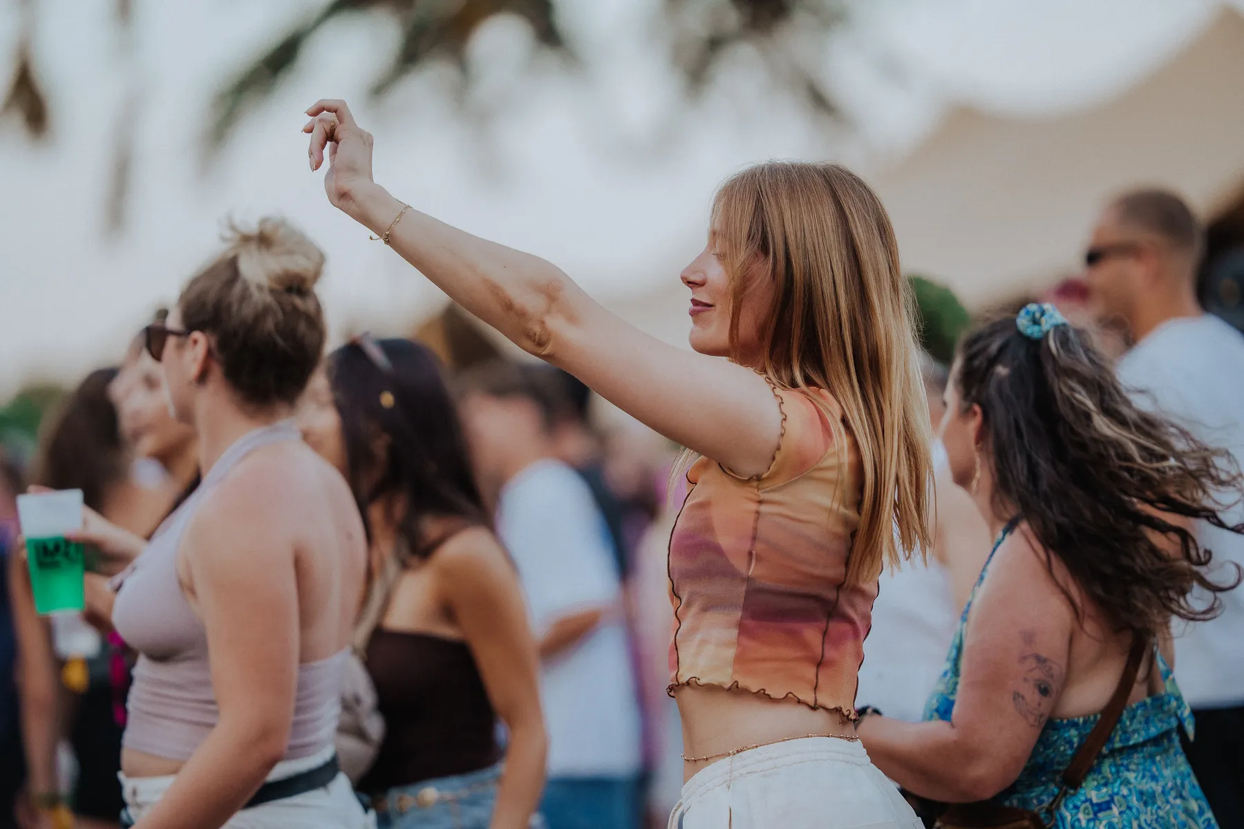 Une festivalière qui danse au M2A Festival 2026