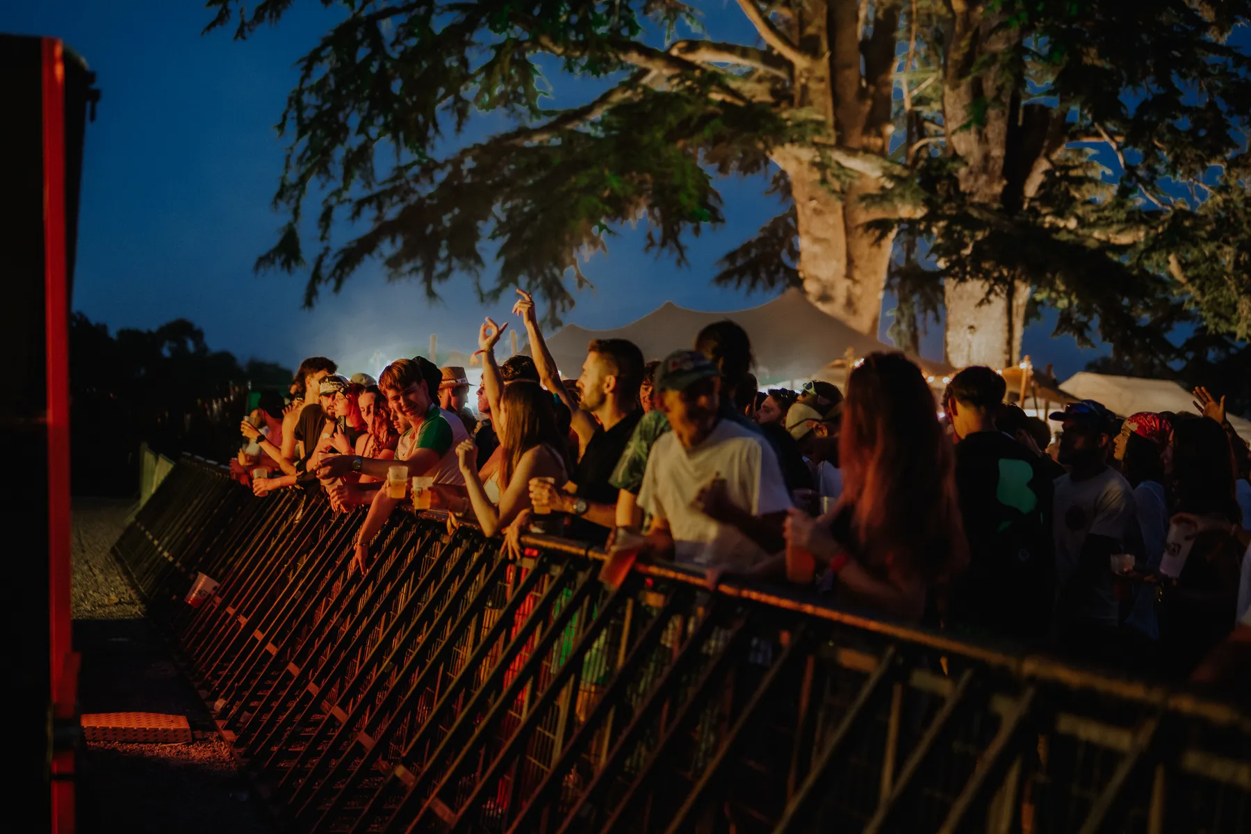 La foule du M2A Festival 2026 de nuit devant la scène illuminée