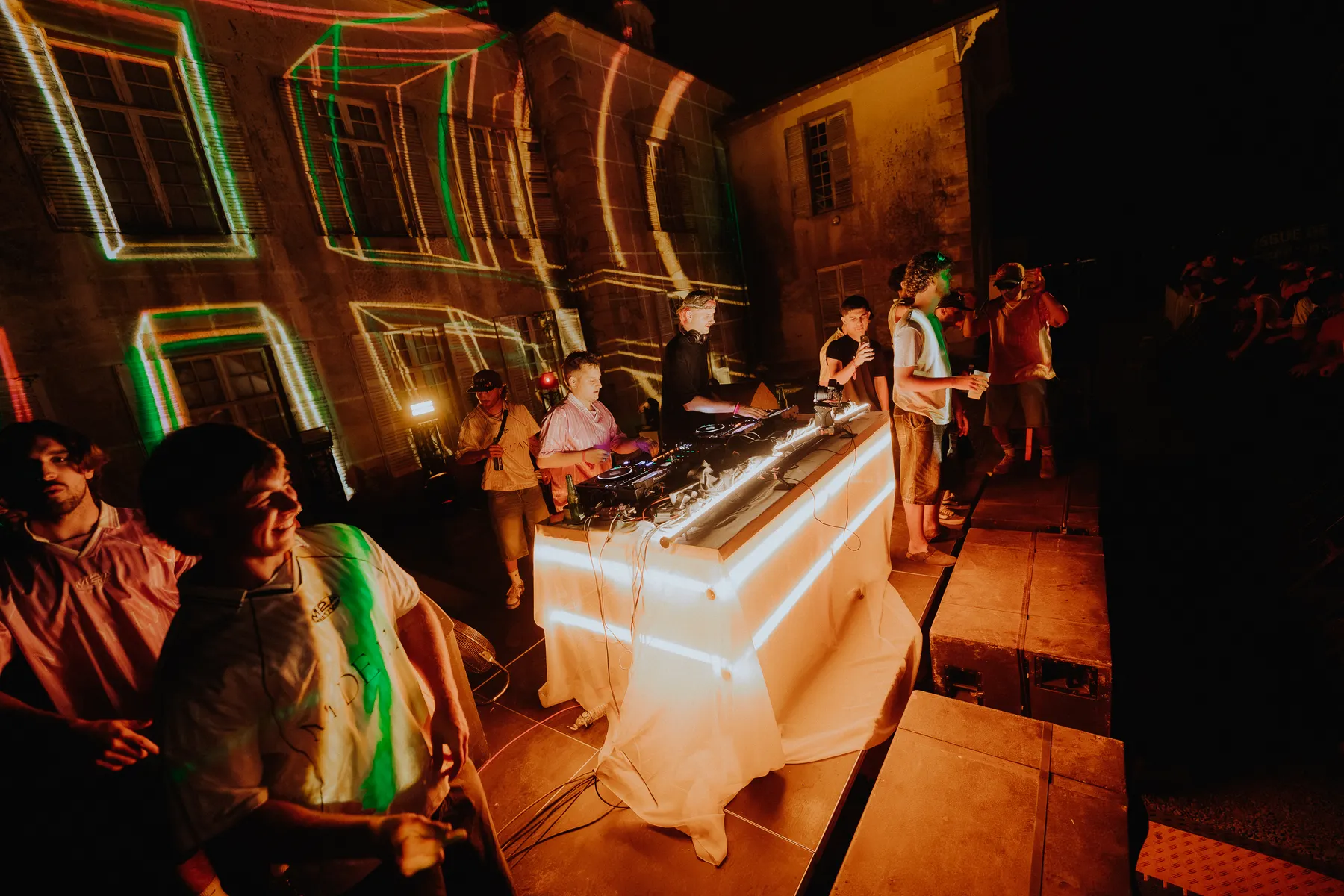 L'équipe du M2A Festival aux côtés d'un artiste sur scène en 2026